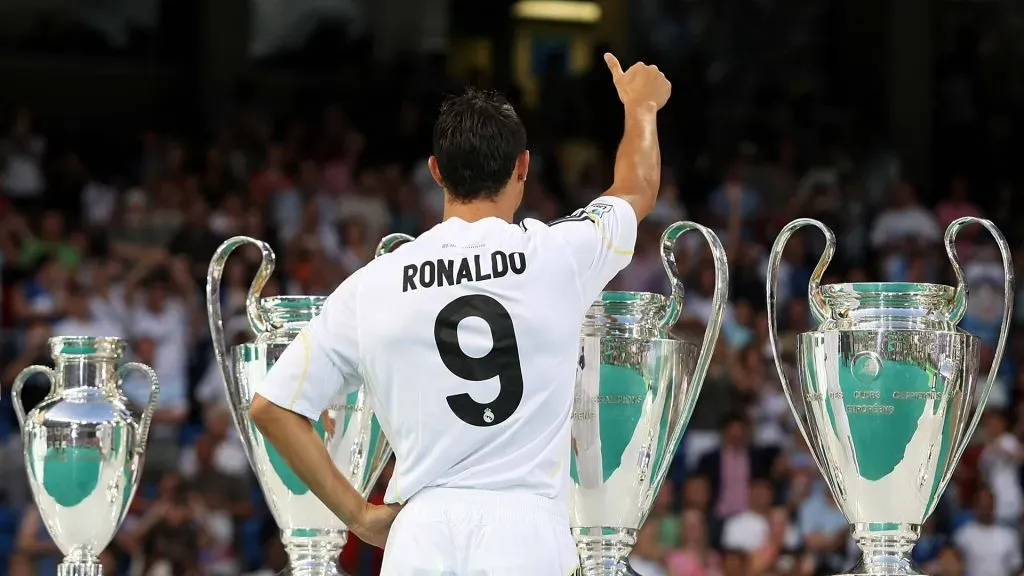 Cristiano Ronaldo fue presentado con las nueve Champions League que tenía el Madrid por entonces.