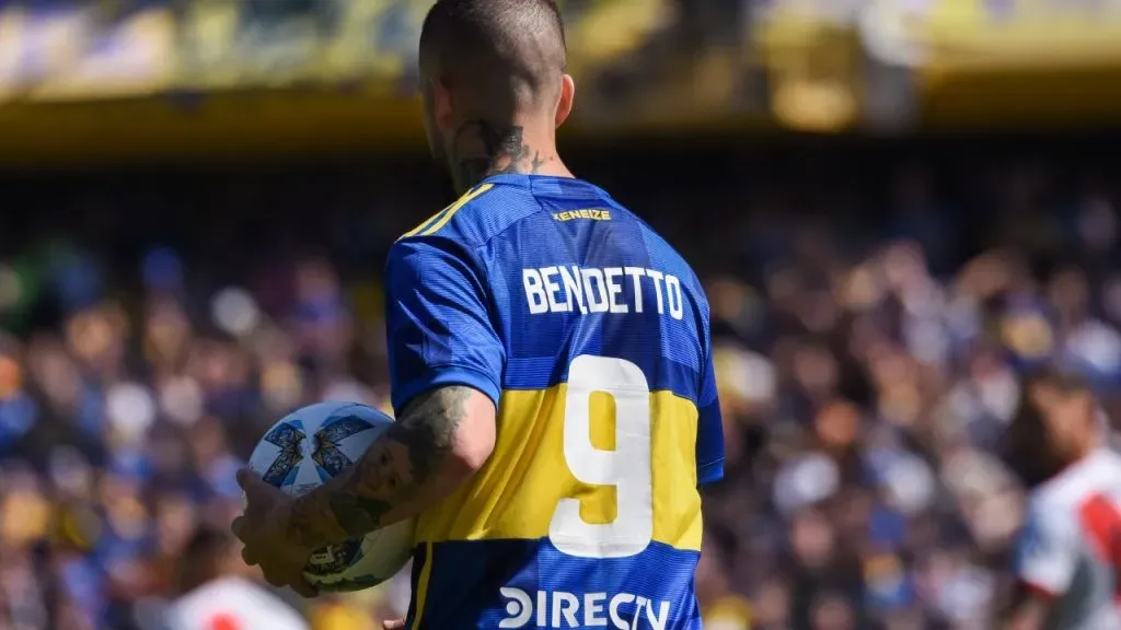 Darío Benedetto, con la 9 de Boca, que tendrá nuevo dueño. (Foto: IMAGO)