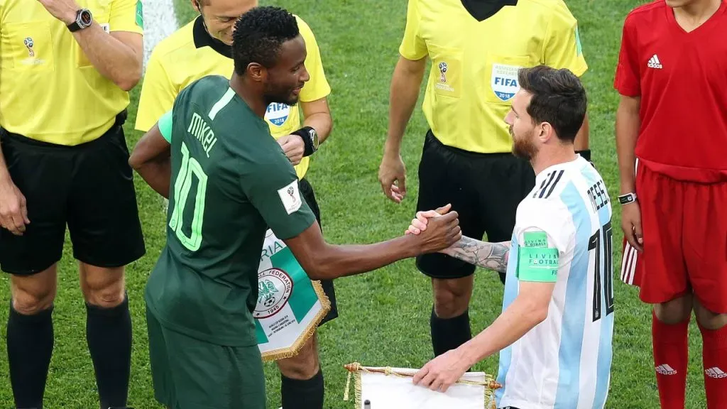 Mikel, saludando a Messi en el duelo entre Nigeria y Argentina en el Mundial 2018 (IMAGO / Focus Images).