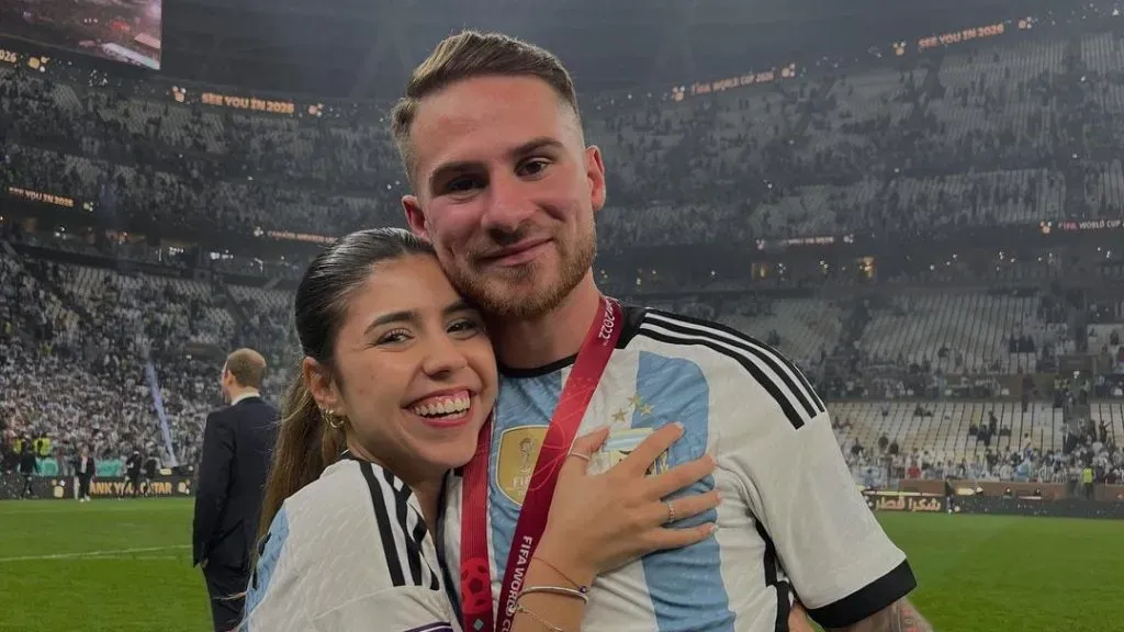 Camila Mayán y Alexis Mac Allister durante los festejos de Qatar 2022.