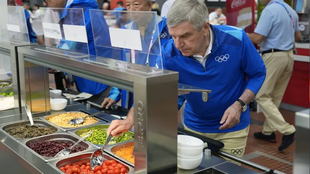 Thomas Bach, Presidente del COI, en la Villa Olímpica de París 2024.