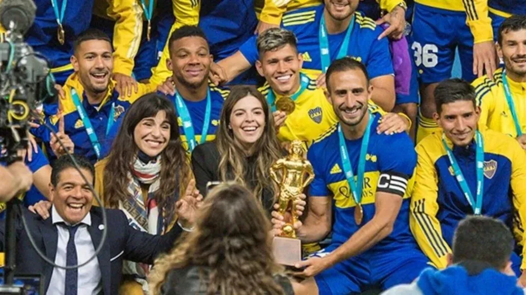 Dalma y Gianinna junto a los jugadores de Boca.