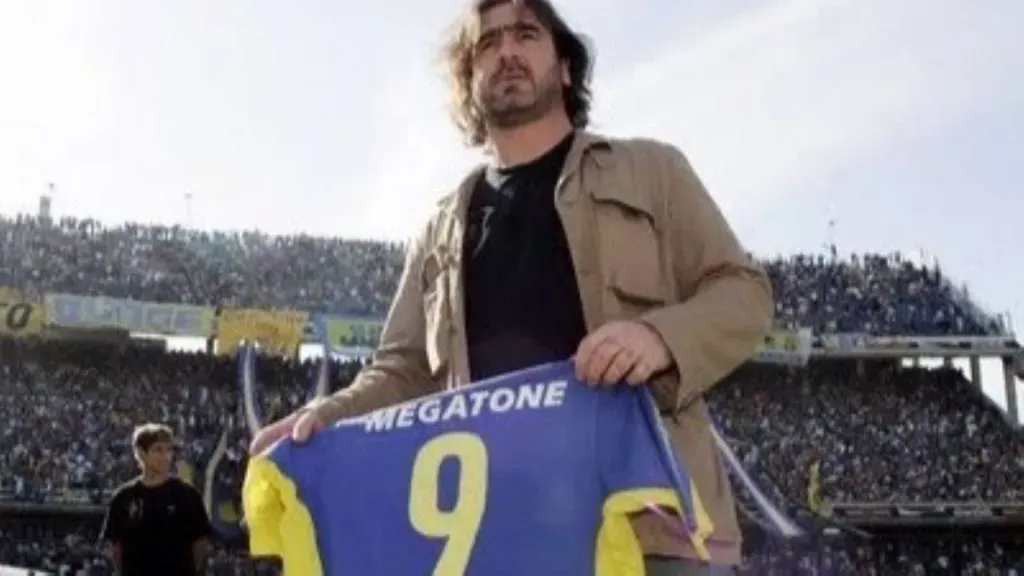 Con la “9”, Cantona de visita a La Bombonera.