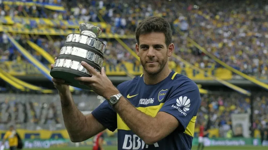 Del Potro mostrando la Copa Davis en La Bombonera.