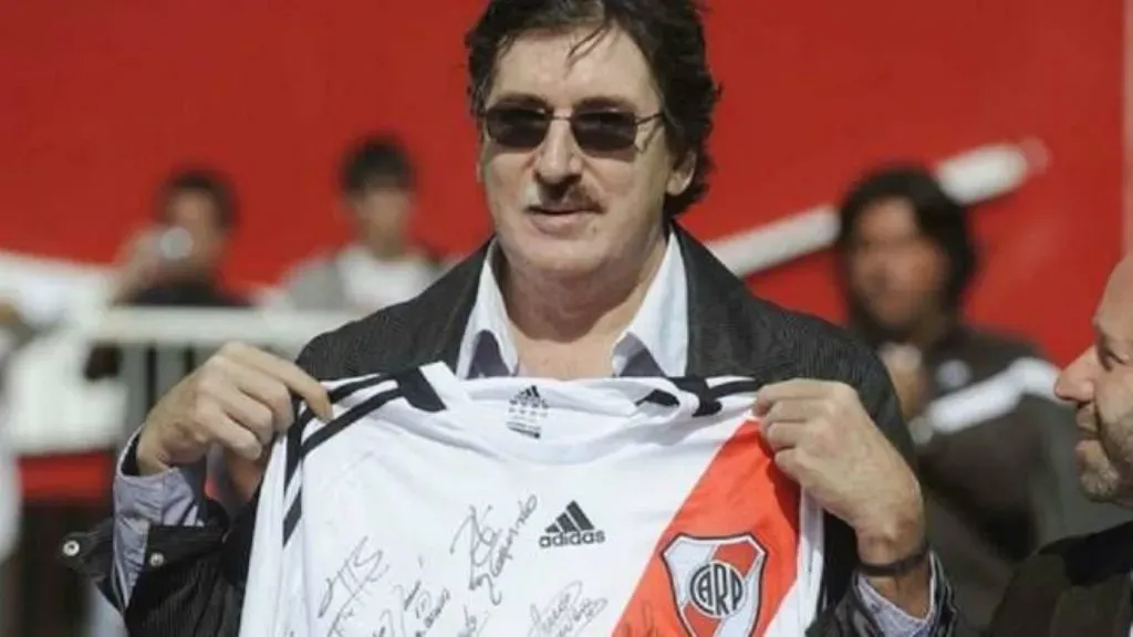 Charly con su camiseta autografiada (Prensa River)