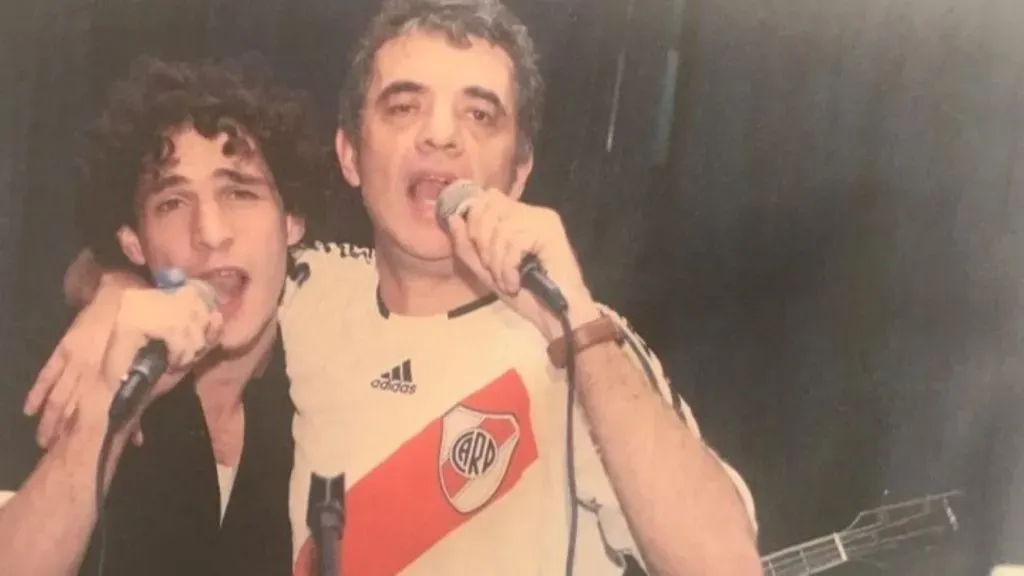 Jean Pierre cantando junto a su hijo, con la camiseta puesta (Instagram)