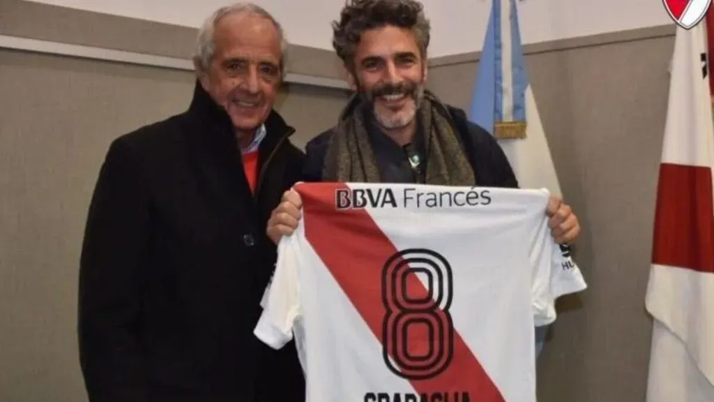 El actor recibiendo una camiseta con su nombre (Prensa River)