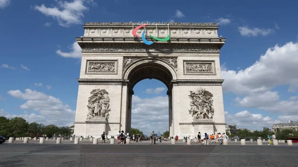 El Arco del Triunfo en París, luciendo el símbolo de los Juegos Paralímpicos. (Imago)