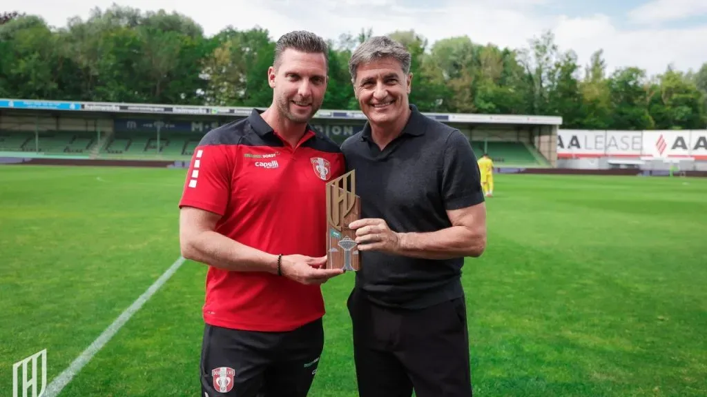 Míchel, recibiendo el premio Escudo Qadsiah del club (X @AlQadsiahEN).