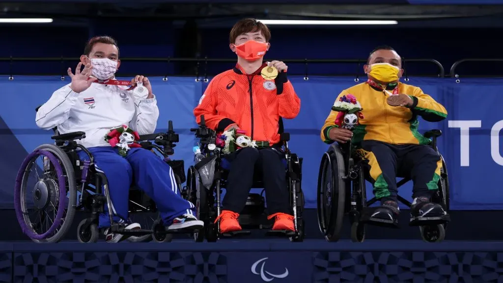 Watcharaphon Vongsa, Hidetaka Sugimura y Maciel Santos, luciendo las medallas obtenidas en boccia en los Juegos Paralímpicos de Tokyo 2020. (Getty Images)