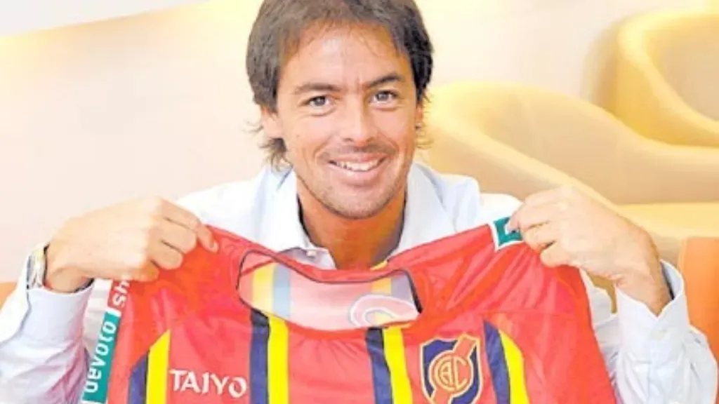 Mariano Closs con la camiseta de Colegiales.