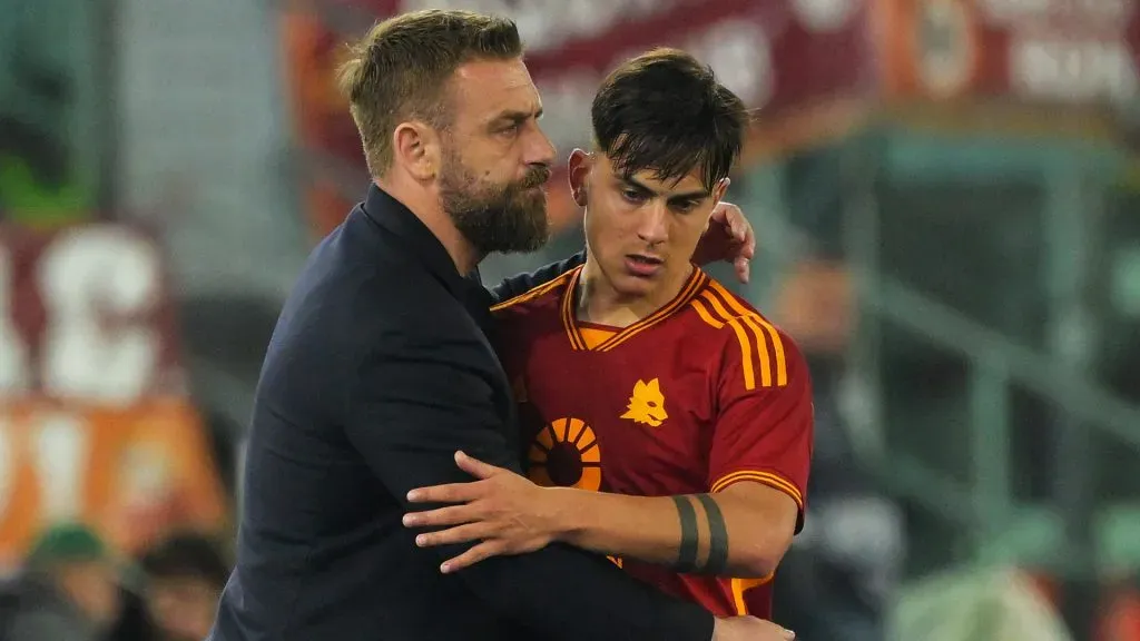 Daniele De Rossi, entrenador de Roma y Paulo Dybala, jugador de Roma