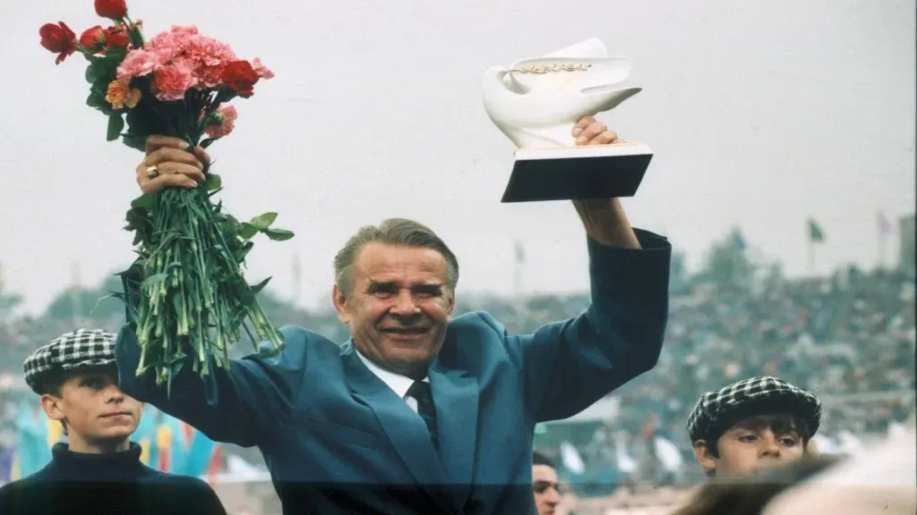 Lev Yashin recibiendo uno de los tantos reconocimientos por su gran carrera. (Imago)