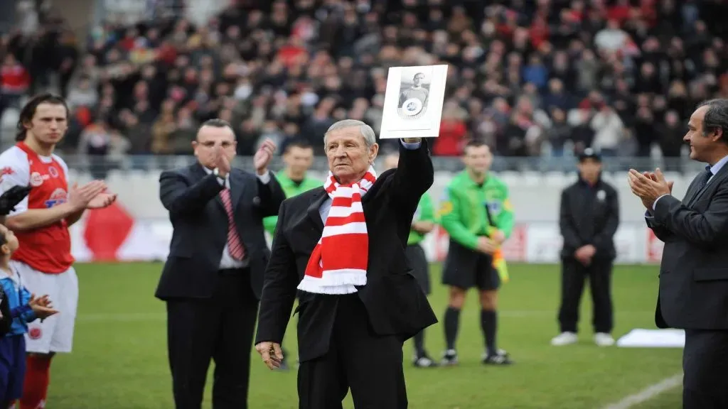 Raymond Kopa siendo homenajeado por el Stade de Reims en 2011. (Imago)