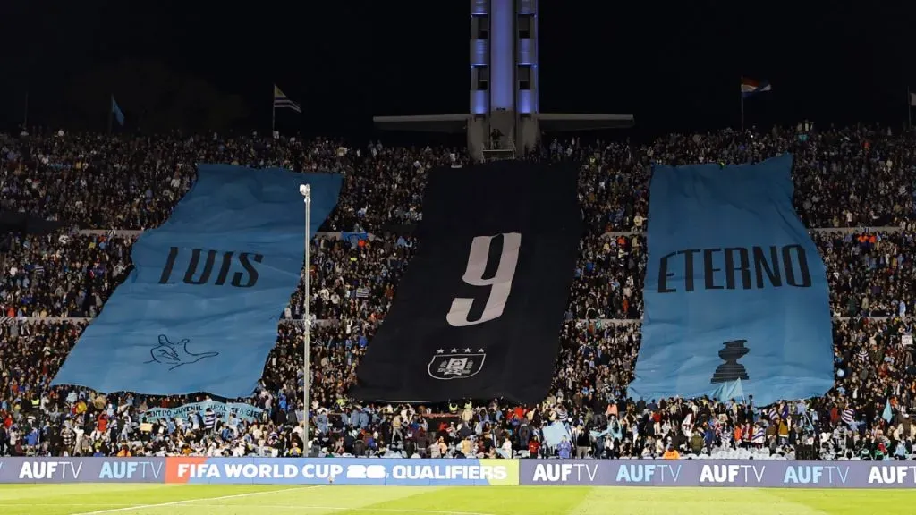 El homenaje de la hinchada uruguaya para Suárez (Ernesto Ryan/Getty Images).