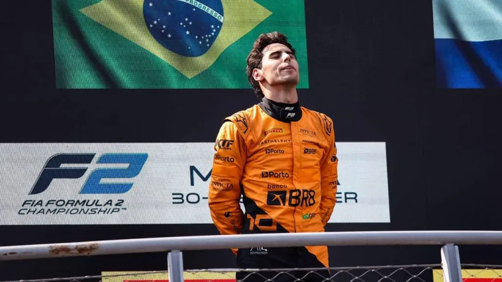 Gabriel Bortoleto, al momento del himno de Brasil tras ganar en Monza en la F2 (IMAGO / PanoramiC).