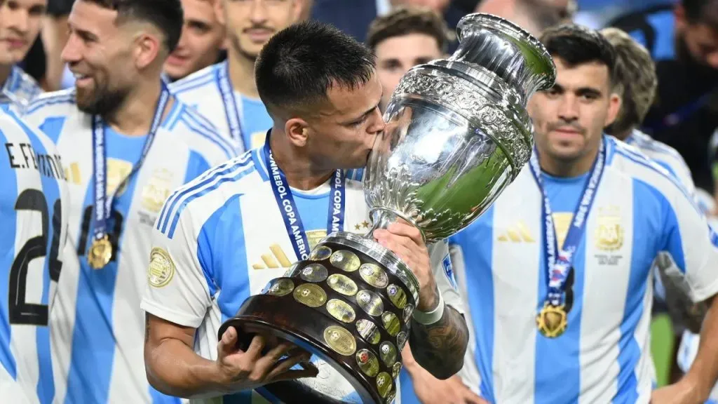 Lautaro Martínez besa la Copa América 2024, luego de su gol en la final.