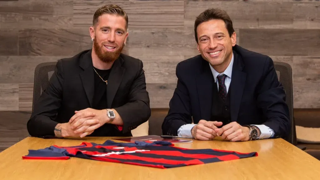 Muniain y Moretti tras la firma del contrato. (Foto: Prensa San Lorenzo)