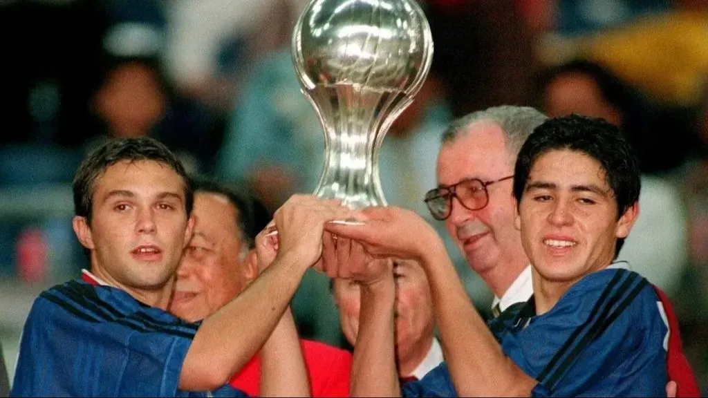 Markic y Riquelme alzando la Copa Mundial Sub 20 en 1997. Foto Archivo.