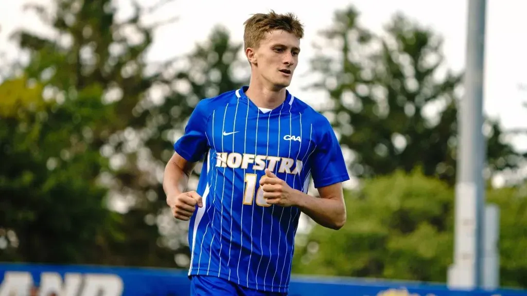 Ryan Carmichael en el fútbol universitario de Estados Unidos con Hofstra University.