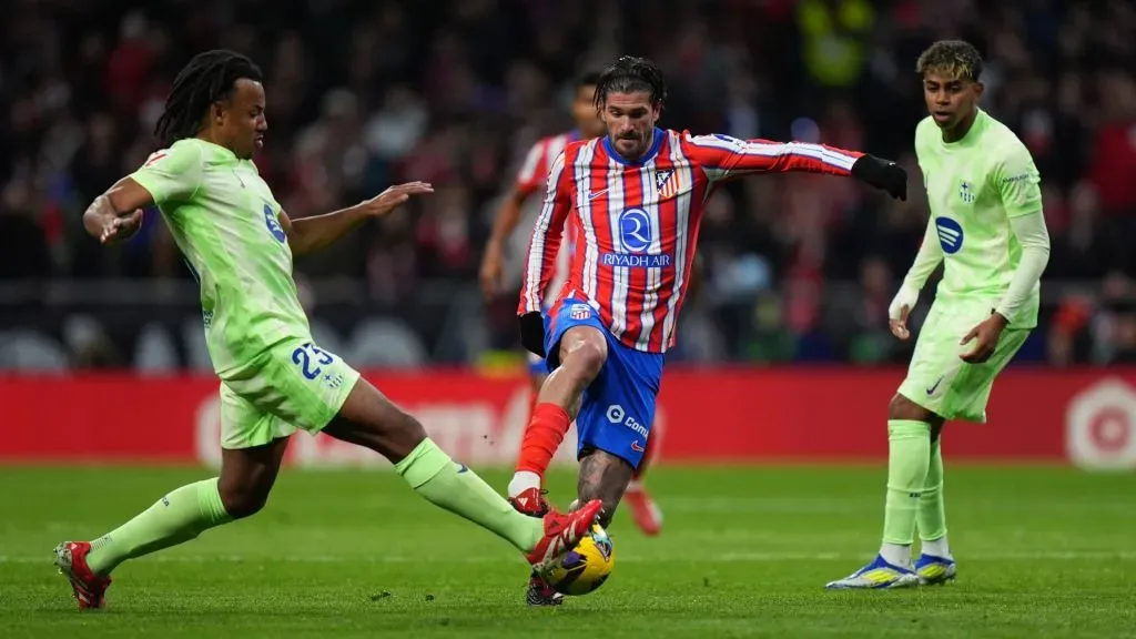 Rodrigo De Paul y Jules Koundé disputan la pelota en el último enfrentamiento entre Atlético de Madrid y Barcelona.
