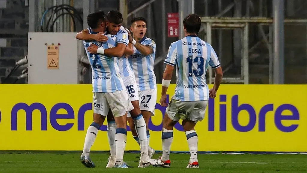 Martín Barrios festeja su gol junto a sus compañeros en el empate 1-1 de Racing ante Colo Colo en Chile.