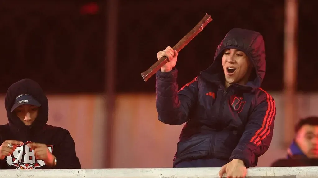 Hinchas de la U de Chile agredieron a los del Rojo desde la tribuna alta. (Foto: Getty).