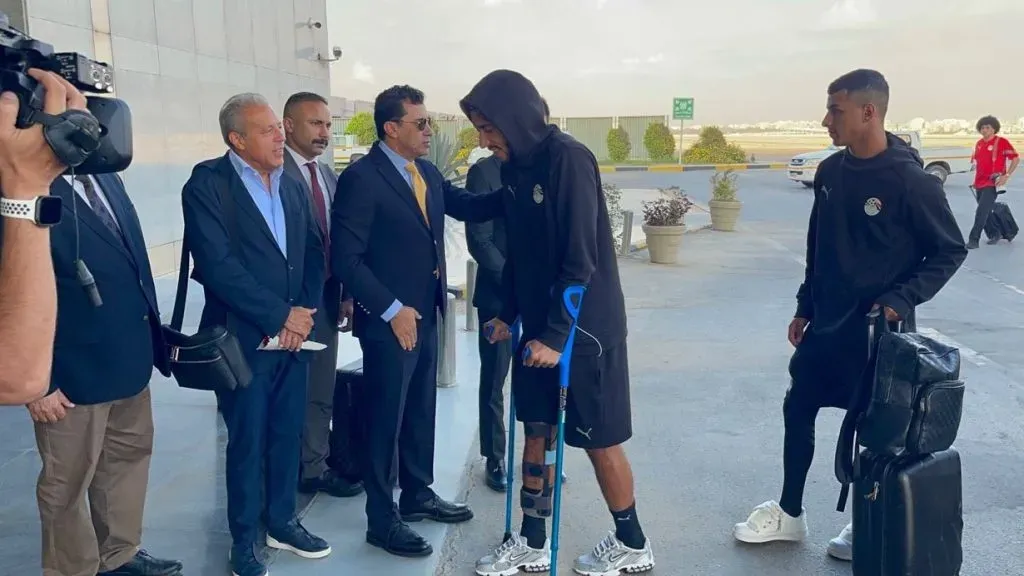 Marmoush, con muletas en su regreso a Manchester para hacerse estudios.