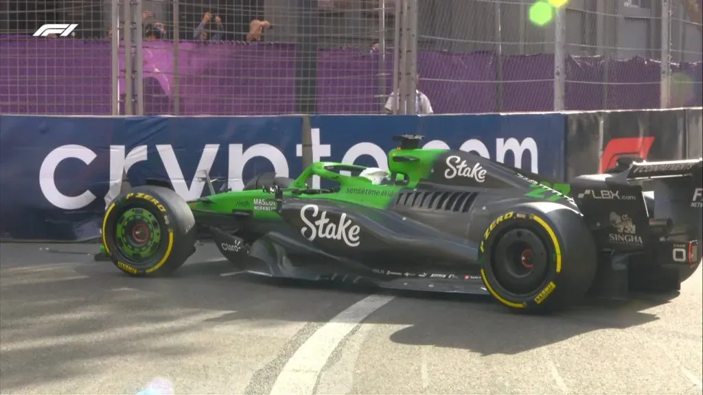 Hülkenberg golpeó, rompió alerón y provocó bandera roja, pero podrá volver a pista. (X/@F1)