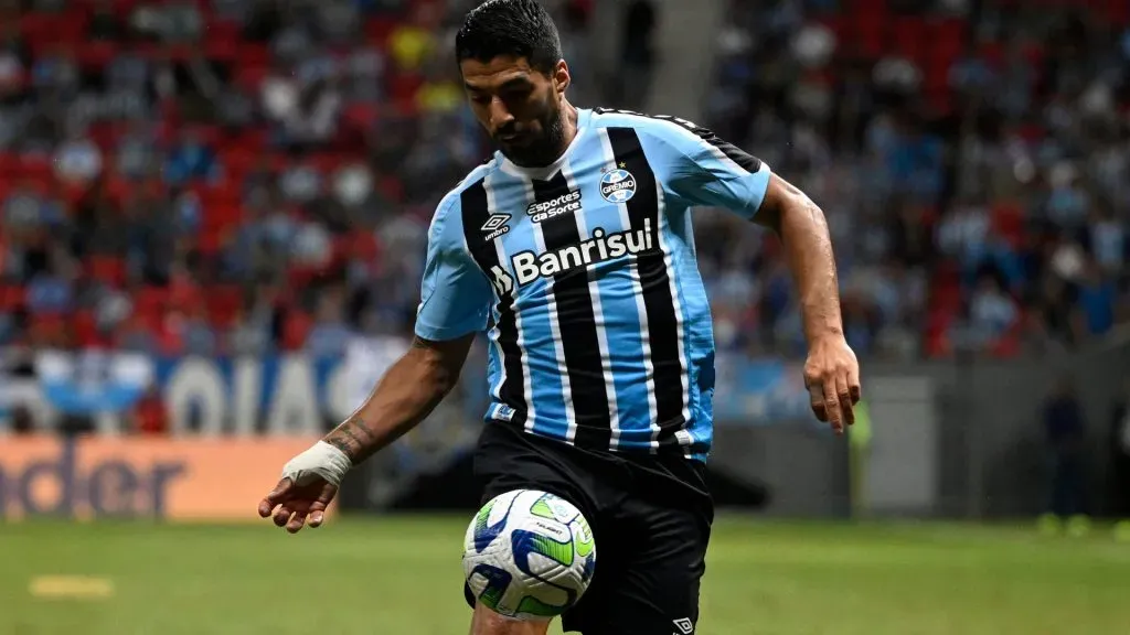 Luis Suárez: craque uruguaio esteve no Mané Garrincha com a camisa do Grêmio. Foto: Mateus Bonomi/AGIF