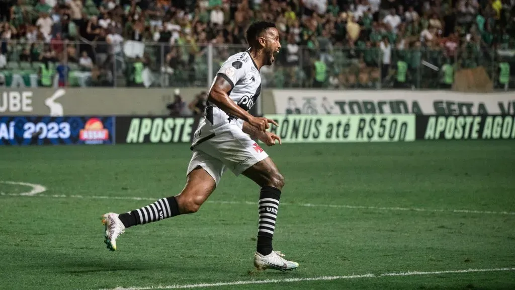 Jair comemora seu gol contra o América Mineiro (Foto: Leandro Amorim/CRVG)