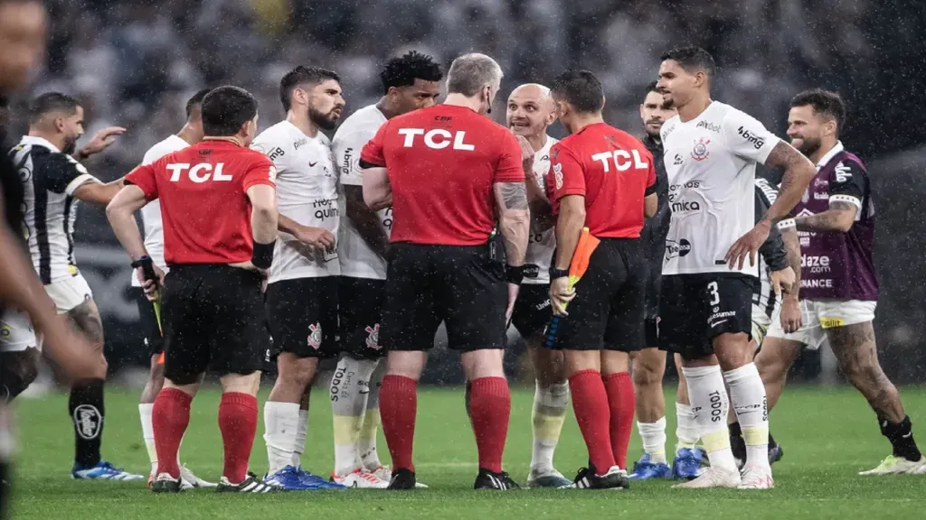 Foto: Leonardo Sguaçabia – Jogadores do Corinthians e do Santos, no último clássico sob a gestão Duilio