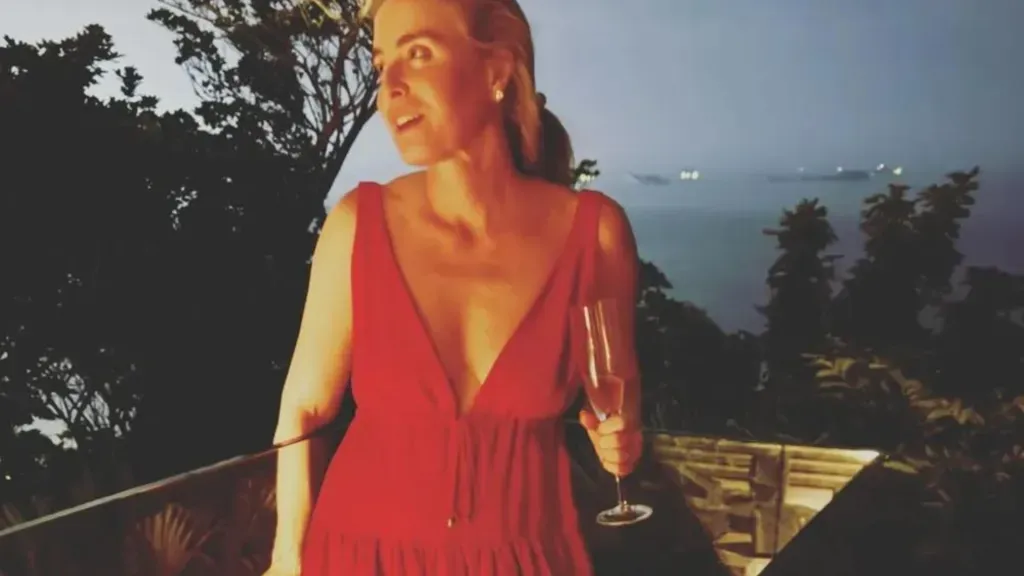Angélica posa de vestido vermelho para Luciano Huck. Reprodução: Instagram/Luciana Huck