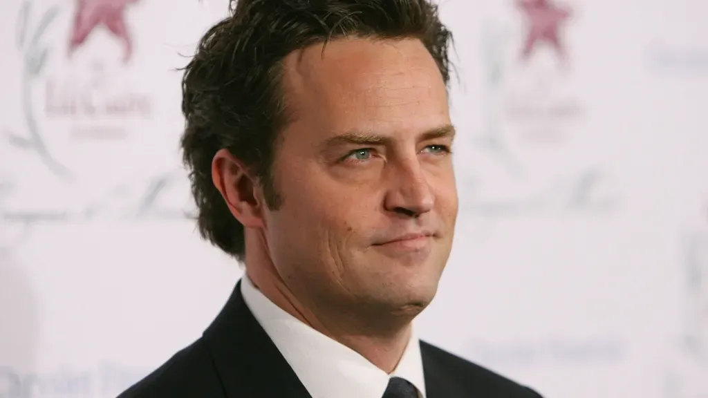 Matthew Perry em tapete vermelho. Michael Buckner/Getty Images