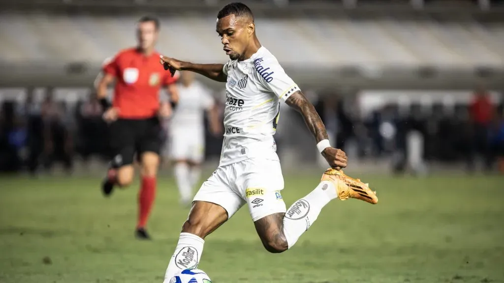 Lucas Pires com a camisa do Santos. Foto: Abner Dourado/AGIF