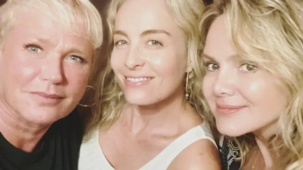 Angélica, Xuxa e Eliana posam juntas em foto divulgada no Instagram. Reprodução: Instagram/Luciano Huck.