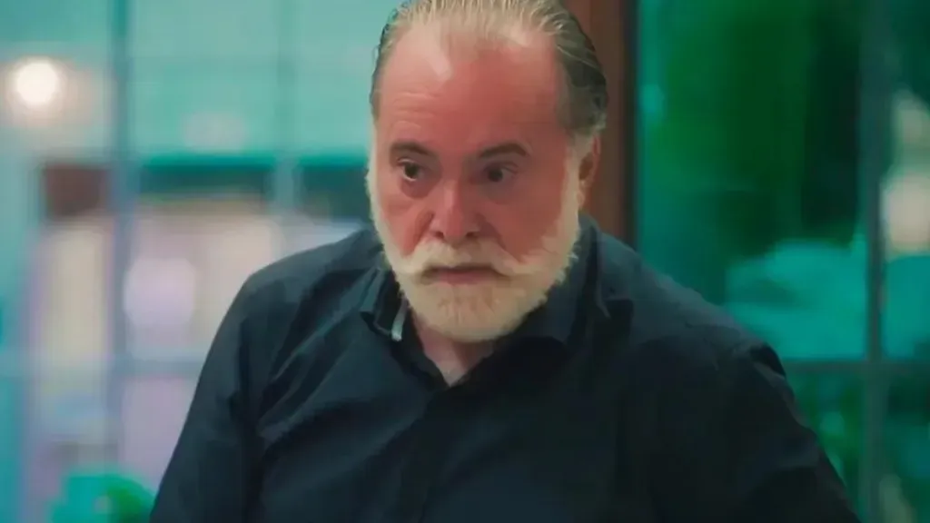 Tony Ramos atuando em Terra e Paixão. Personagem aparece irritado em cena. Reprodução/TV Globo.