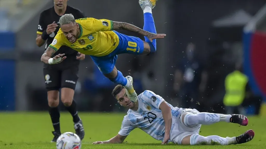 Lo Celso jogador do Argentina disputa lance com Neymar jogador do Brasil durante partida no Maracanã pelo campeonato Copa América 2021. Foto: Thiago Ribeiro/AGIF