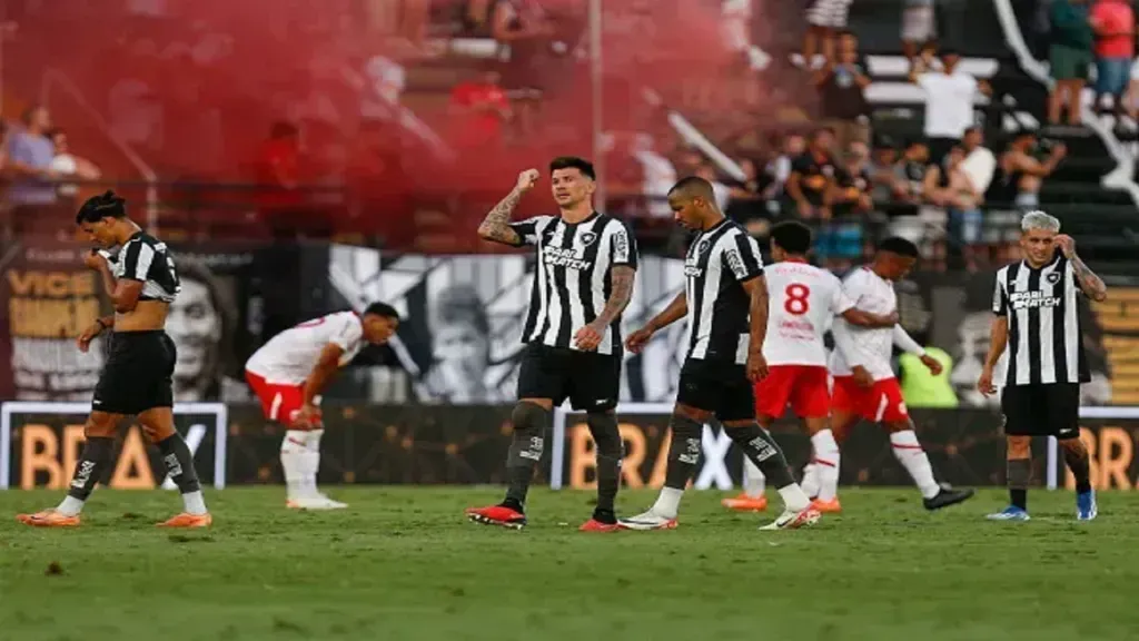 Jogadores do Botafogo em jogo contra o Bragantino no último domingo (12) – Foto: Ricardo Moreira/Getty Images