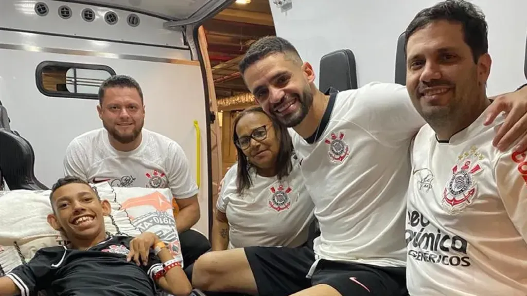 Foto: Assessoria de Imprensa do HR – Renato Augusto e a família de Kayky Fernando