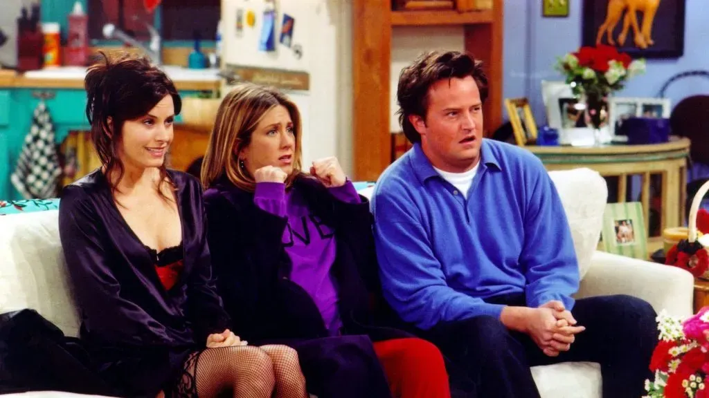 Monica, Rachel e Chandler juntos em Friends – Warner Bros. Television/Getty Images