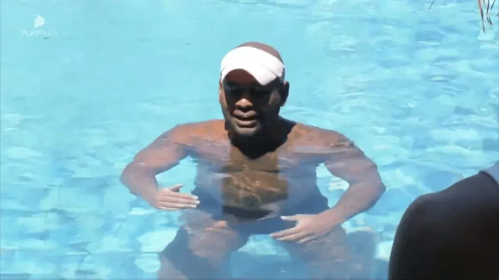Cezar Black na piscina – Foto: Reprodução/Record