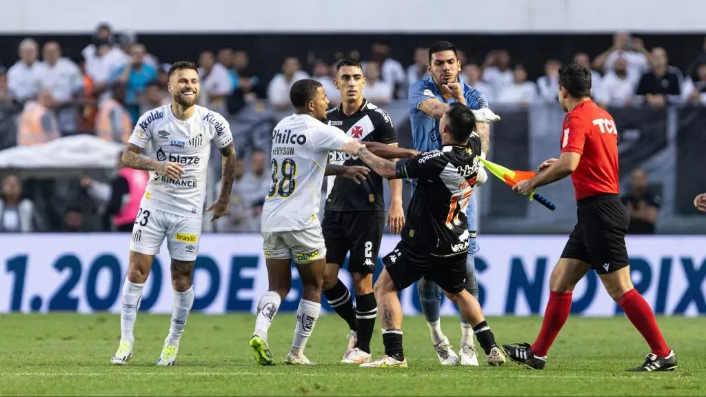Discussão entre jogadores de Vasco e Santos na Vila Belmiro. Foto: Abner Dourado/AGIF