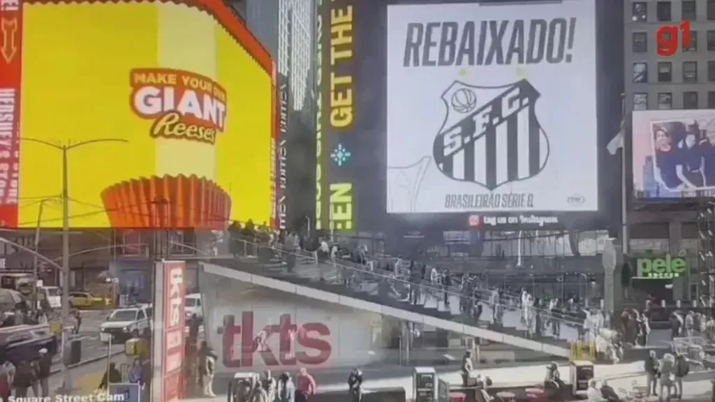 Vídeo de rebaixamento do Santos na Times Square, em Nova York – Foto: Reprodução