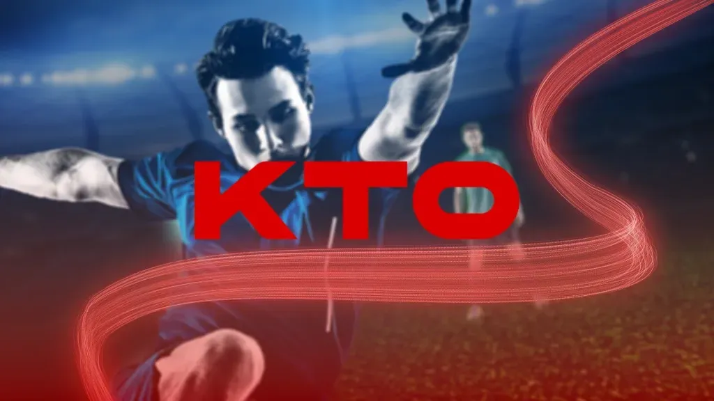 Logo da KTO em vermelho contra fundo em tons sépia com imagem de dois jogadores. À esquerda, o primeiro jogador, em foco, faz movimento de chute à bola. À direita, ao fundo, outro jogador do time adversário observa parado.
