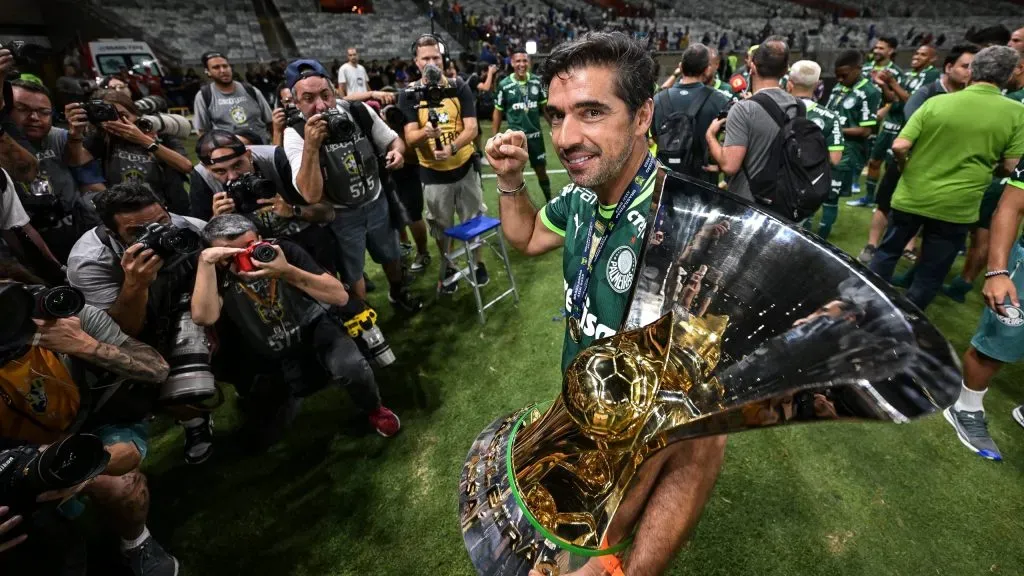 Abel Ferreira com a taça de Campeão Brasileiro 2023. Foto: Pedro Vilela/Getty Images