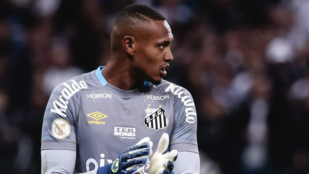 John foi vendido em definitivo pelo Santos ao Botafogo no começo de 2024 – Foto: Ettore Chiereguini/AGIF