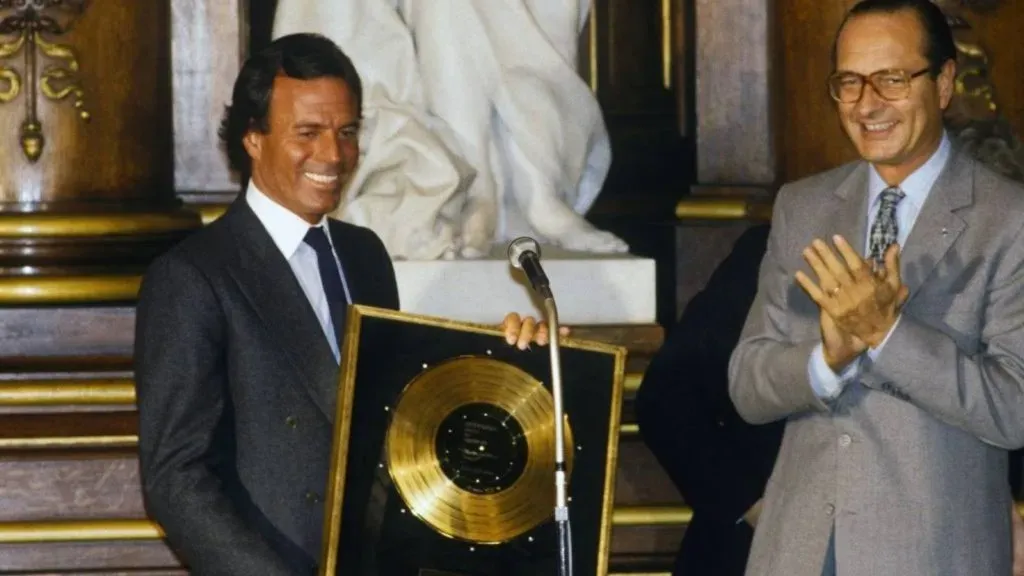 Julio Iglesias com o então presidente da França, Jacques Chirac - Foto: Instagram @julioiglesias
