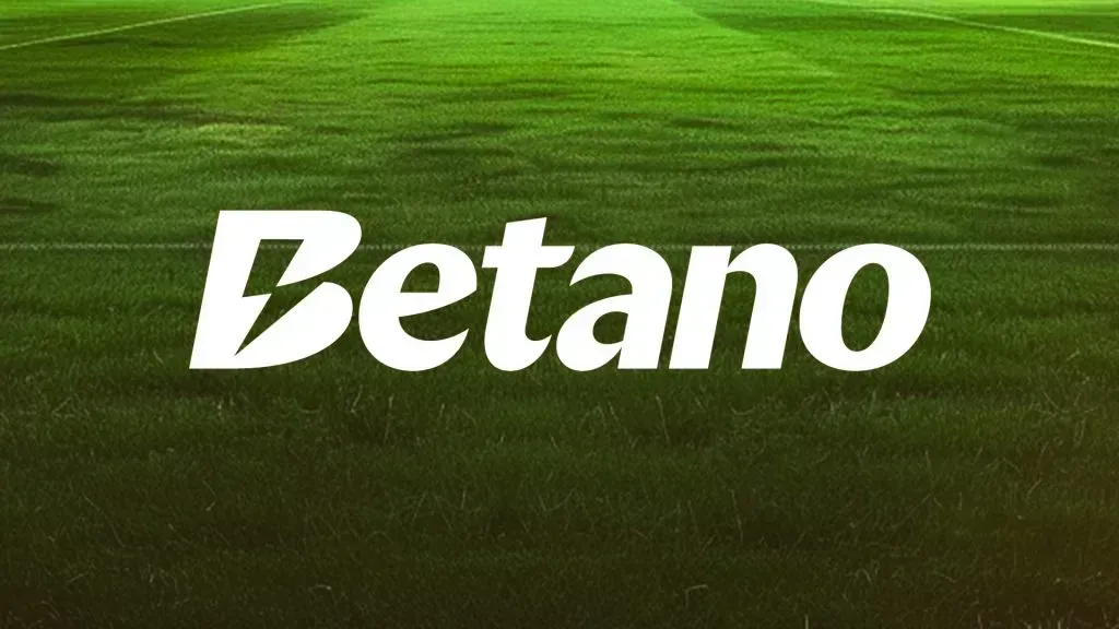 Logo da Betano em branco sobre fundo de gramado verde