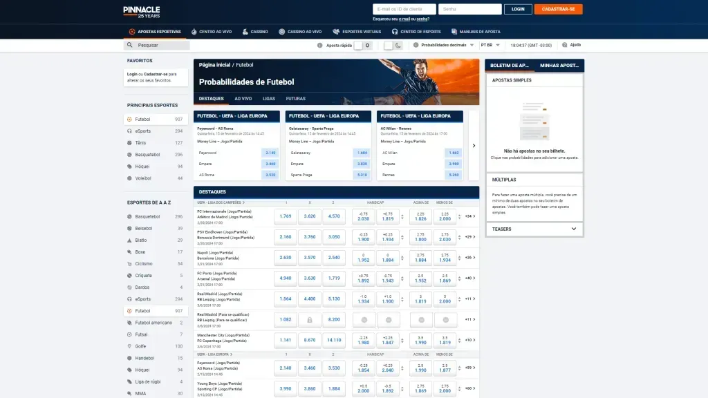 Captura de tela do website da Pinnacle em versão desktop. Site tem fundo branco e botões em azul-marinho. Lista de esportes à esquerda, odds em destaque ao centro, além de boletim de apostas do lado direito.